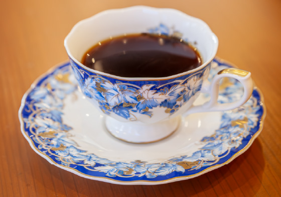 「ホットコーヒー」500円。香り高く、すっきりとした味わい