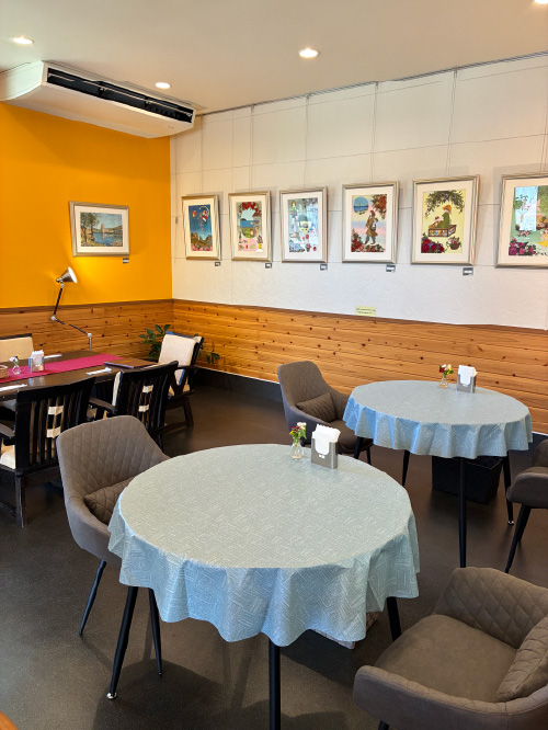 押し花絵画や卓上の装花が目と心を和ませてくれる店内