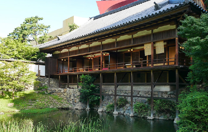 「浮見の庭」とも呼ばれる池泉回遊式の小倉城庭園に佇む書院棟