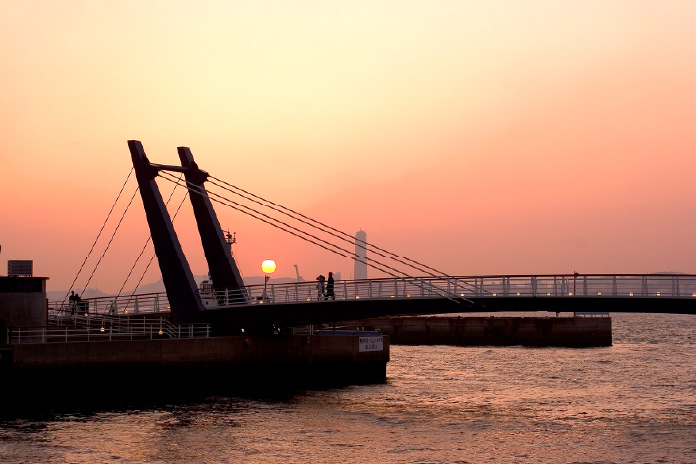 門司港に架かる跳ね橋、ブルーウイングもじ