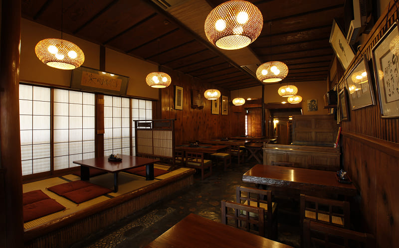 創業150年余の歴史を感じさせる落ち着いた店内