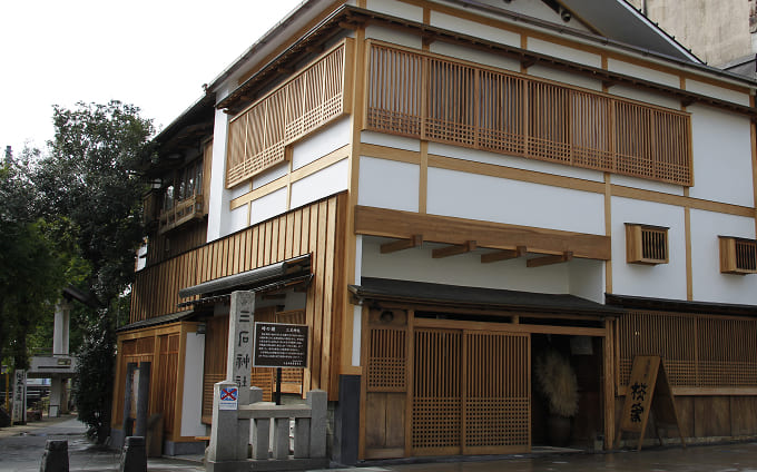 三島広小路の源兵衛川のたもとに風格ある建物が佇む