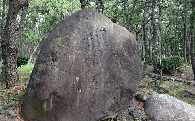 園内には数々の文学碑や歌碑がある