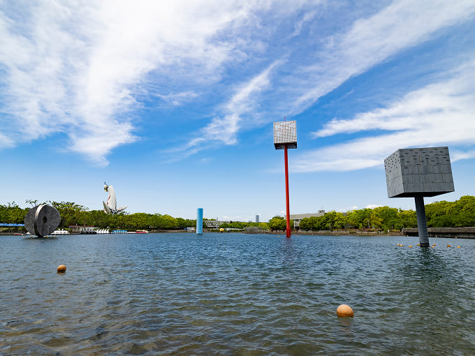 イサム・ノグチ作のオブジェが残る「夢の池」。サイクルボートも楽しめる憩いの場所（写真提供：大阪府）
