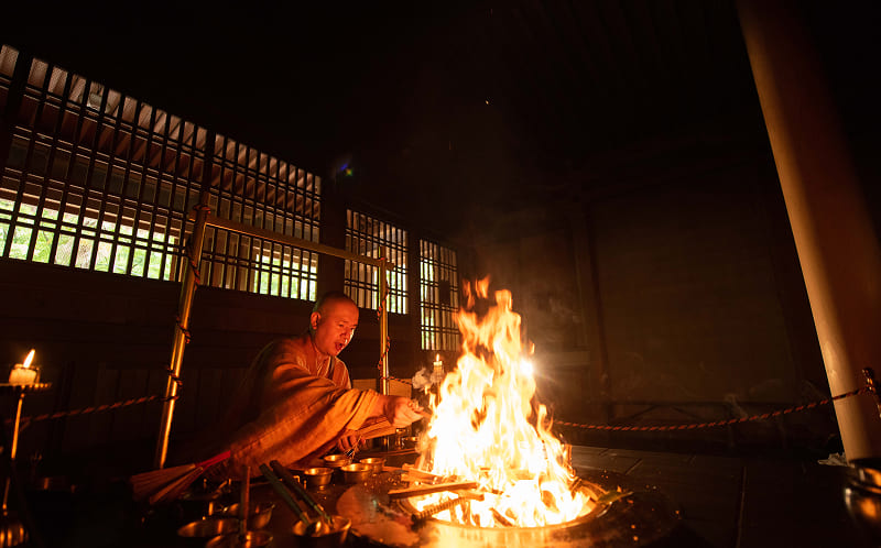 2011年から毎日続く護摩修行。立ちのぼる炎に祈りを託す