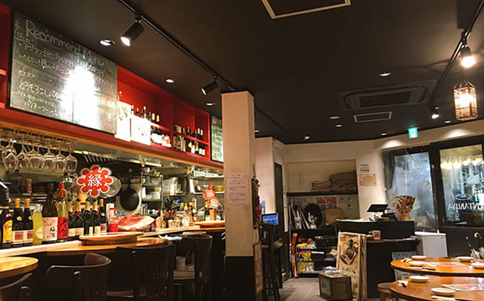 赤と黒を基調にした、明るい雰囲気の店内
