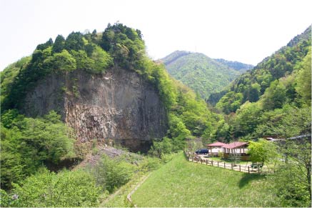 巌立峡は溶岩で形成された絶壁