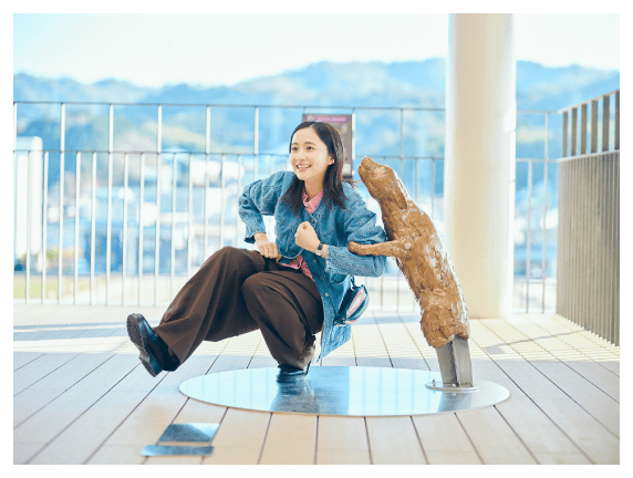 3階テラスに展示されている、触覚で楽しむ彫刻作品「抱きつき犬」（中ハシ克シゲ氏作）