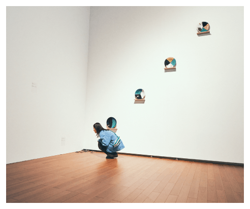 牛の戸焼きが壁に飾られている「二十二世紀の睡眠法」（遠藤薫作）