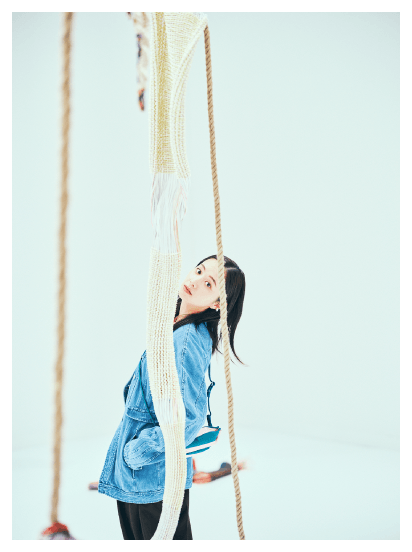 水を表現したロープの作品「水を復らせ（よみがえらせ）、語り直す：捧げるもの」（マリアンナ・クリストフィデス作）