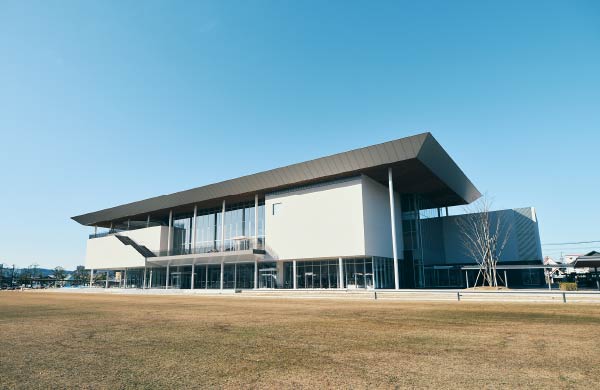 「阿蘇とり宮」は馬肉を使った手作り馬ロッケ（180円）が名物。板谷さんもアツアツを堪能