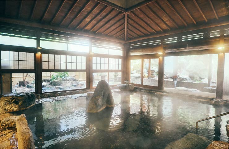 回遊式大庭園風呂「山の湯」。浸かる、吸う（ミストサウナ）、飲む（飲泉）と3つの方法で温泉を満喫できる