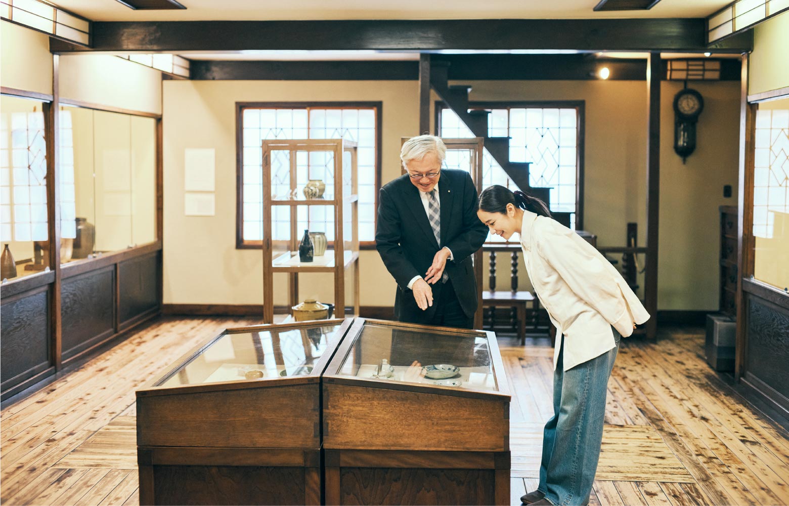 「民芸品は日常生活に馴染んで使いやすく、美しく、手に取りやすい価格の手仕事で作られている品です」と、木谷常務理事からの説明を聞きながら作品鑑賞