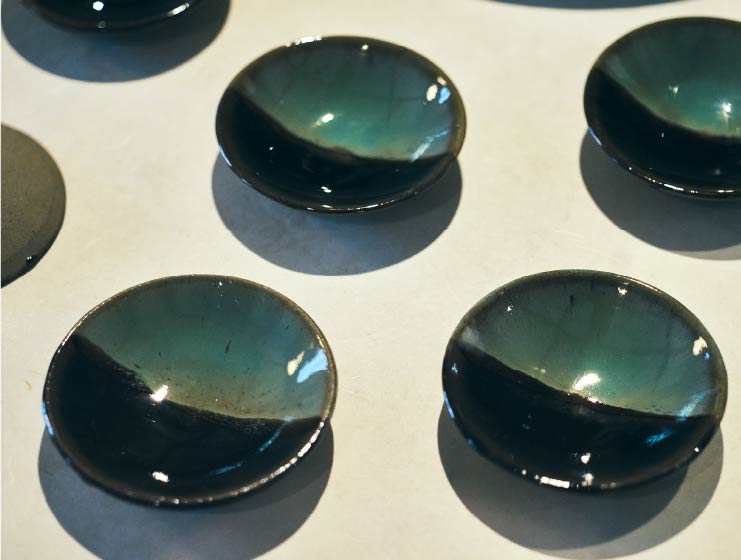 吉田氏が最初にデザインした「染め分け」は緑と黒のバイカラーがポイント