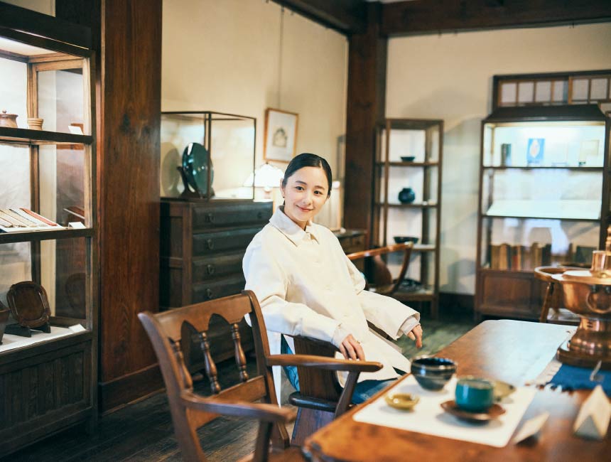 すべての部材に木を使い、素朴な美しさを持つウィンザーチェア。実際に腰掛けられる作品も