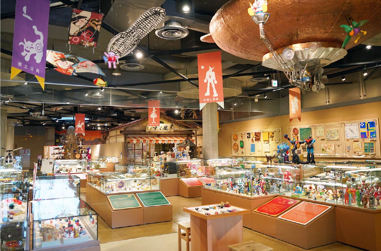 カラフルな色遣いが目を引くおもちゃがずらりと並ぶ