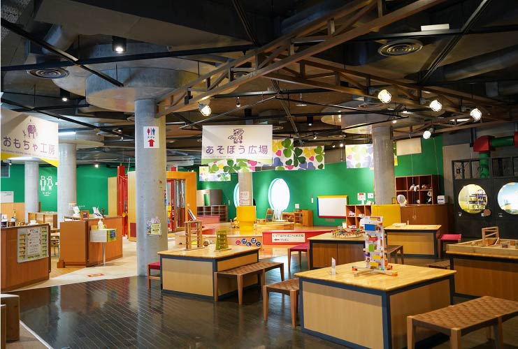 2階の「あそぼう広場」と「おもちゃ工房」