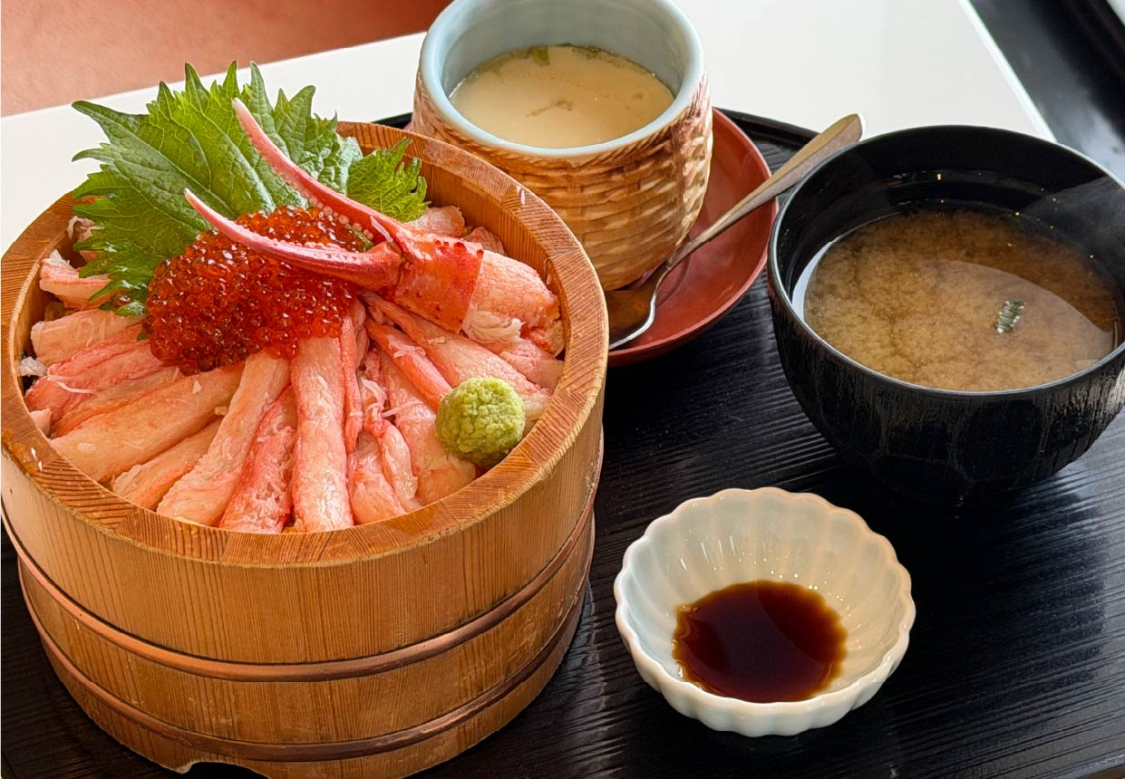 「紅ずわいかに丼（味噌汁付き）」2,860円