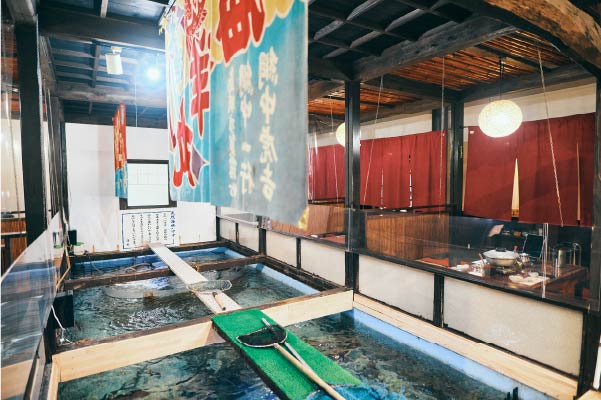 6名まで利用可能な小上がり席からは生簀を見下ろすことができる