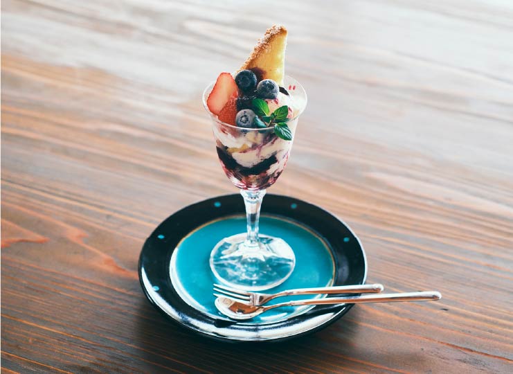「ブルーベリーのパフェ」600円。ソーサーは、ギャラリーにもある因州・中井窯の作品