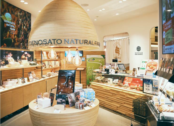 鳥取砂丘コナン空港の2階に「HANARE」があり、ここでも「天美卵」や焼き菓子などを購入できる（イートインスペースあり）