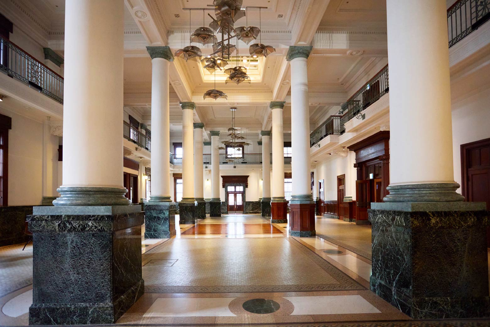 床のモザイクタイルやネオ・ルネッサンス様式の円柱など美しい意匠が見どころのさや堂ホール