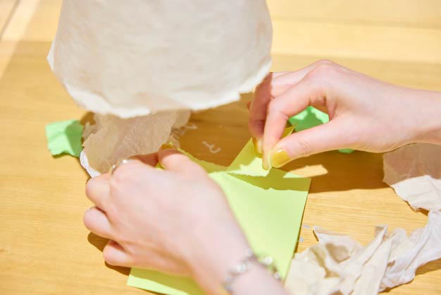 「つくりかけラボ」で、蓮佛さんは手触りや音、光など五感で“紙”の面白さを体感 