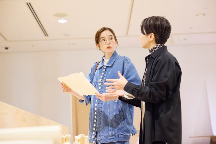 「つくりかけラボ20 西村優子｜紙と手のあいだ」は2026年6月7日まで開催（観覧無料）。広報の磯野さんの解説を聞き、蓮佛さんも紙の魅力に夢中