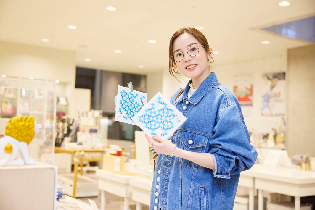 ミュージアムショップで美術館のオリジナルアイテムをチェック！ さや堂ホールのタイルをモチーフにしたレターセットは550円