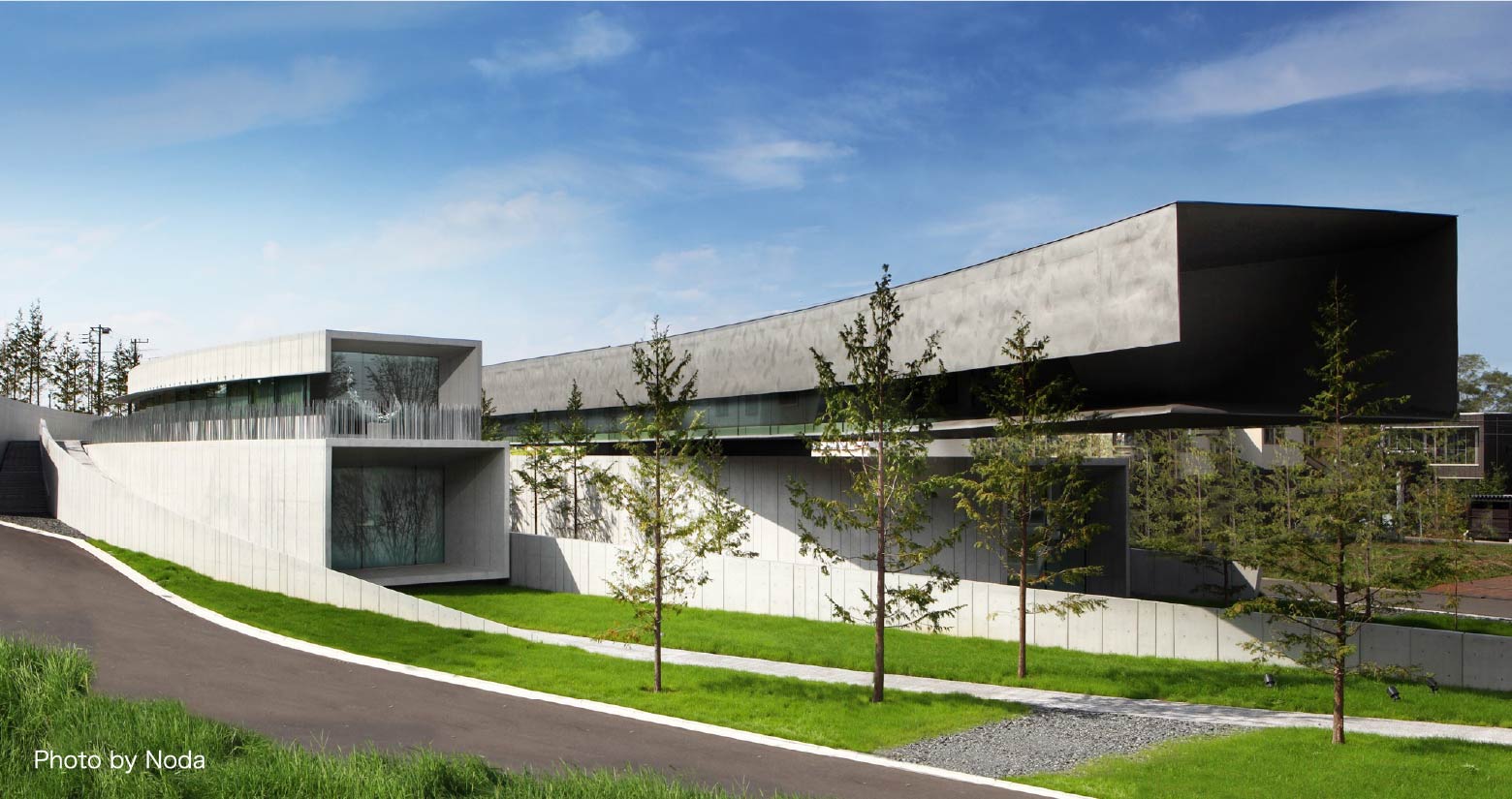 空中に浮かぶような建物が特徴的。窓から森を見渡せるギャラリーも