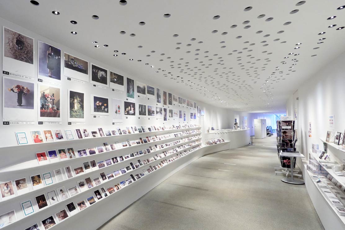 所蔵作品のポストカードが壁一面に陳列されたミュージアムショップ。お気に入りの作品を見つけて