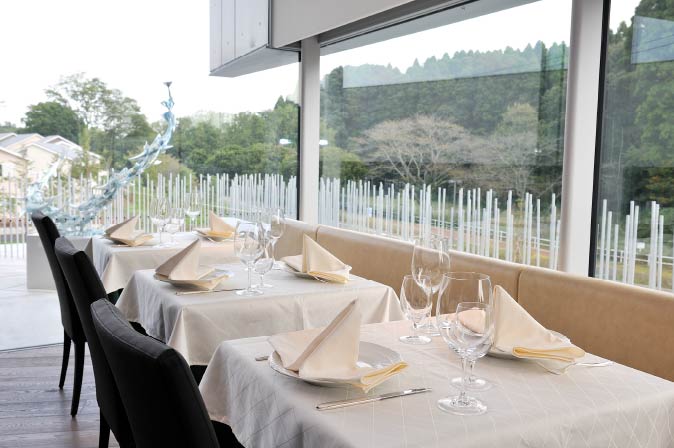 1階には自然公園を眺めながら千葉県産の食材を使った料理とワインを楽しめるレストラン「はなう」