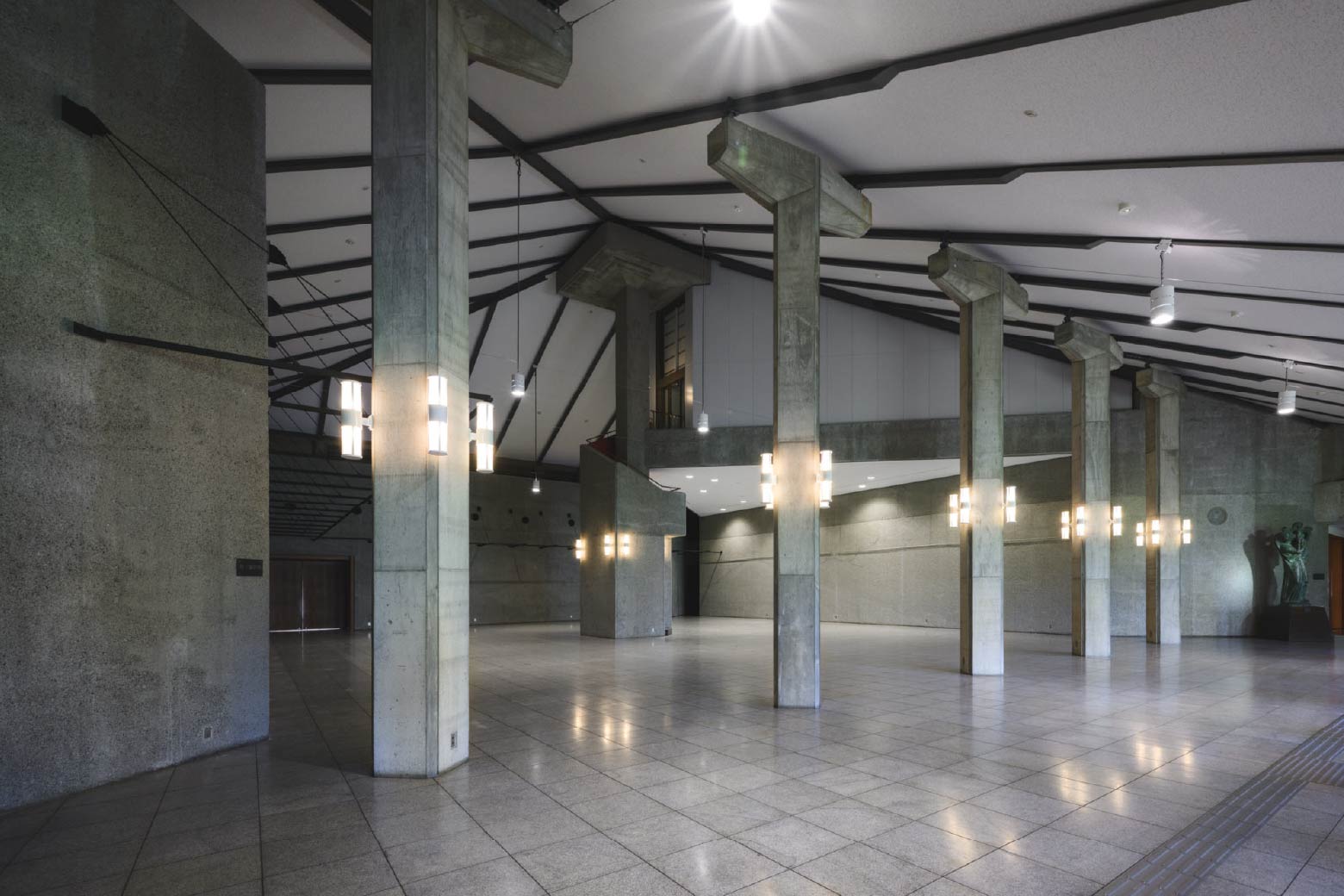 天井が高く、大きなガラスから自然光が差し込む第7展示室。ミュージアムコンサートなども開催される