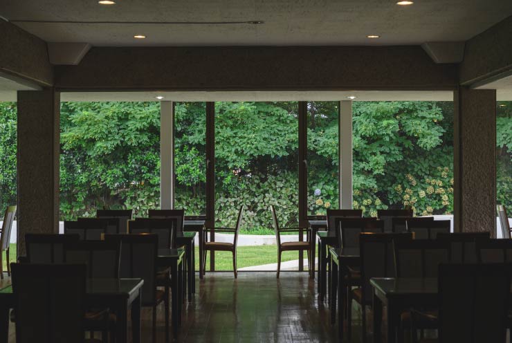 大きなガラス窓のある休憩室は自然を身近に感じられる空間