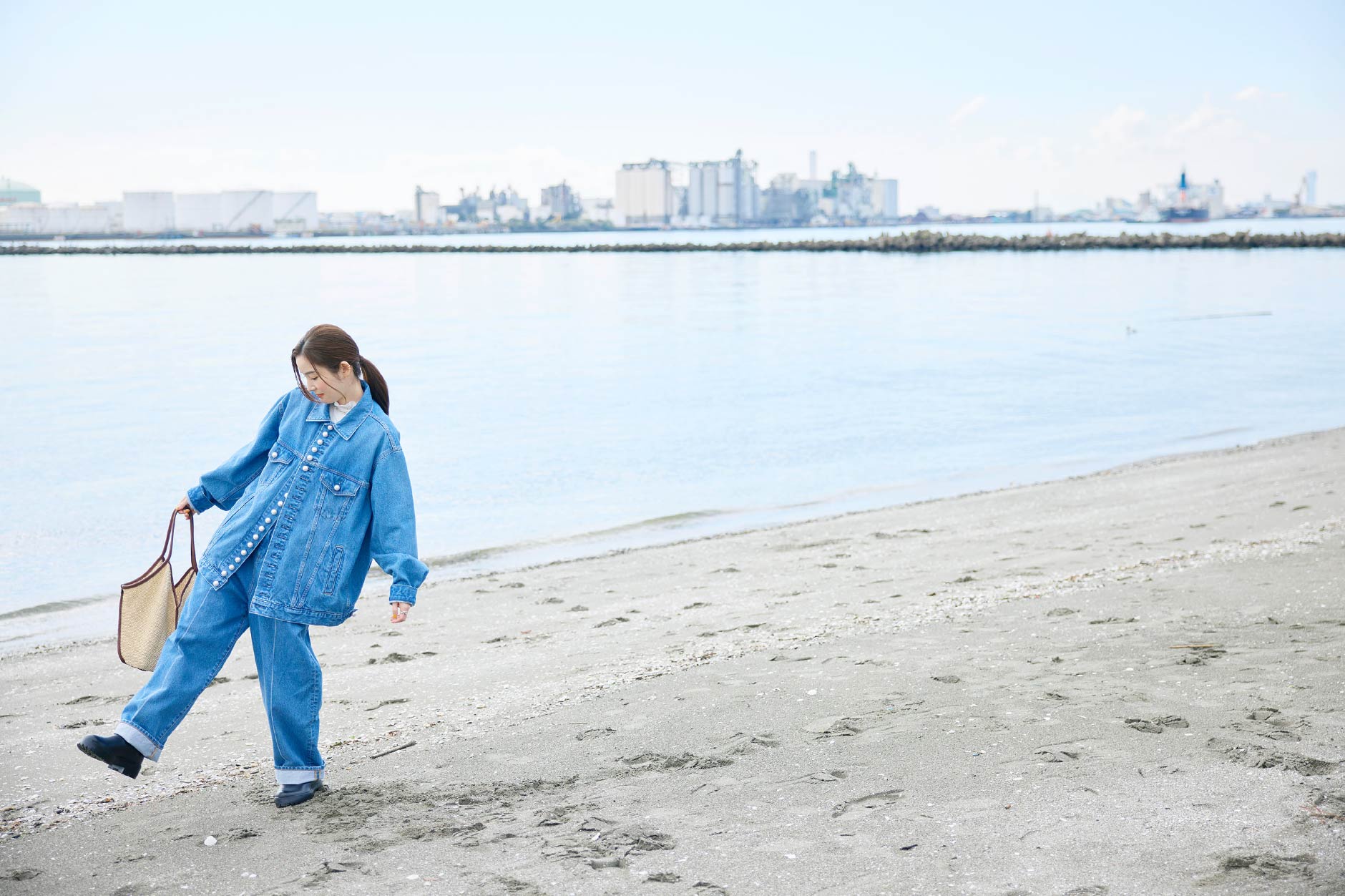 ビーチをお散歩する蓮佛さん。「友達とのんびり過ごすのもいいかも」