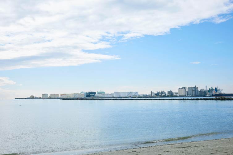 海の向こうに工場地帯が広がる千葉市ならではの景観