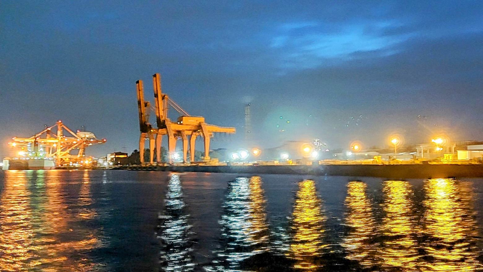 千葉港の工場群は国内屈指の規模を誇る