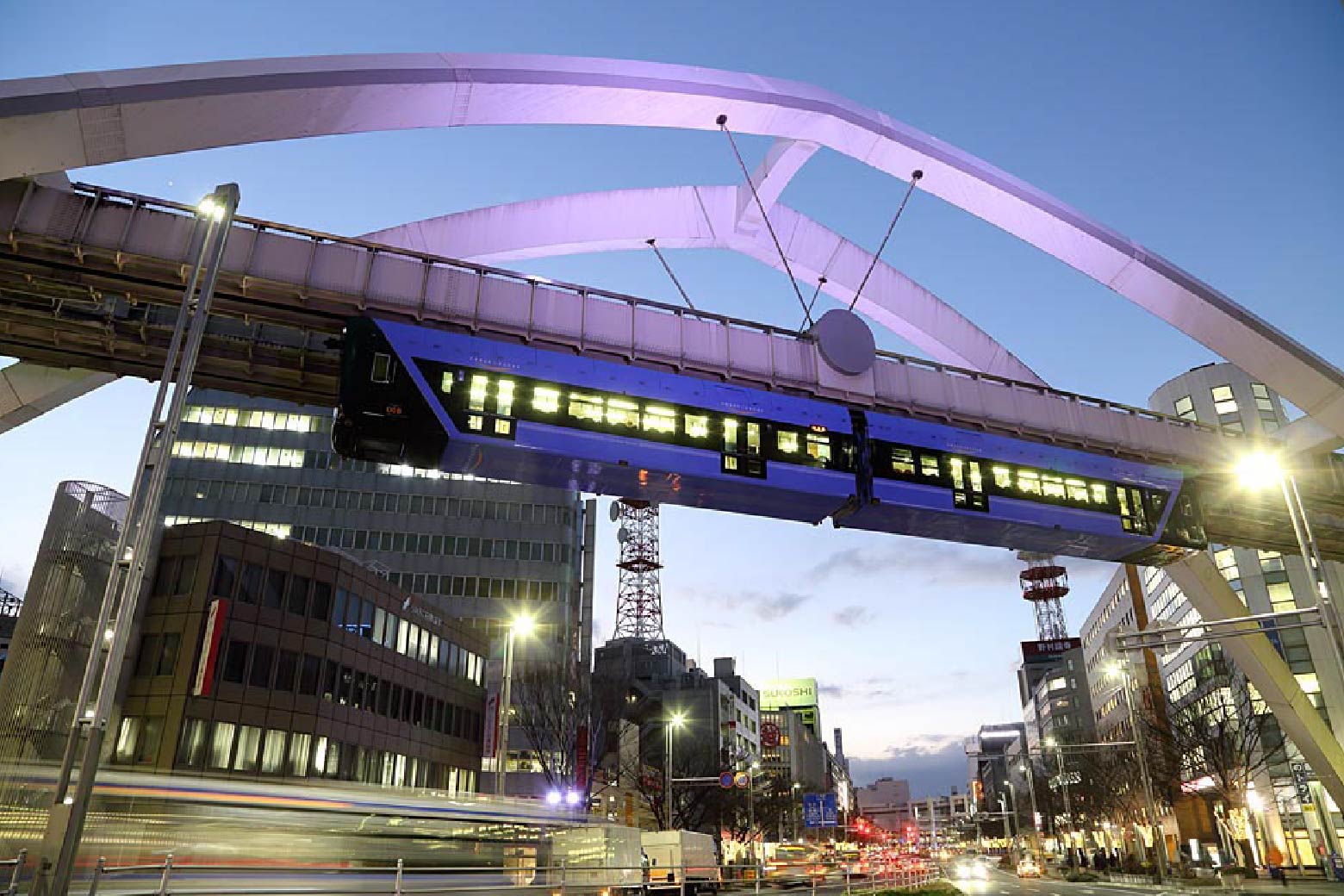 モノレールの機能美を引き立てる夜景も素敵