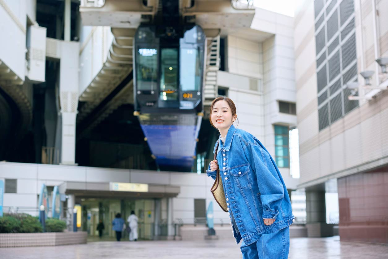 懸垂型では世界最長と言われる千葉モノレール。千葉駅に直結したセンシティビルディングの連絡通路が写真スポット