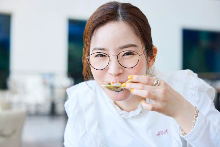 「地元のものを味わうのが旅の楽しみですよね」と千葉グルメを満喫