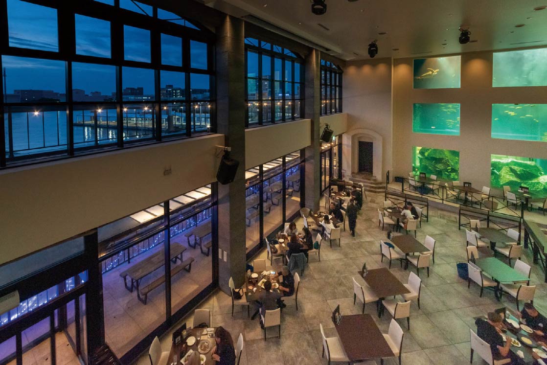 窓の外には海が広がる。ディナータイムは幻想的な空間に