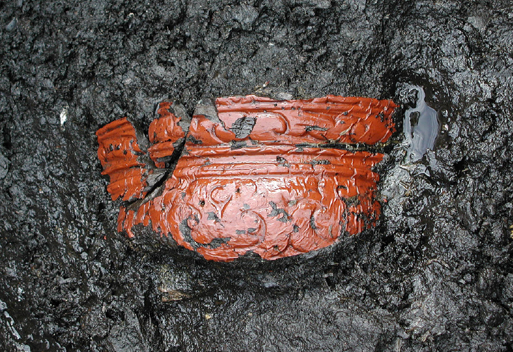 是川石器時代遺跡で出土した、鮮やかな赤色の漆が塗られた木製容器