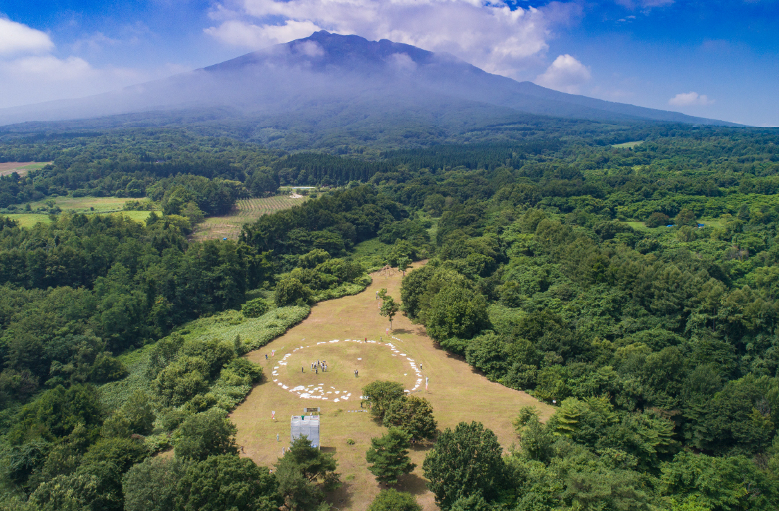 雄大な岩木山を望む大森勝山遺跡の環状列石