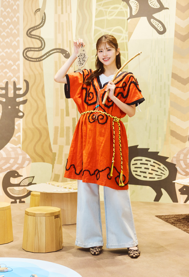 縄文服をおしゃれに着こなす姿は、さすがモデルさん。※着用可能の縄文服はそのときどきで異なります