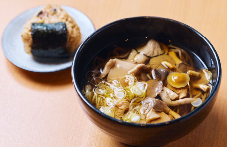 ひらたけとなめこの縄文うどん1,000円、縄文古代飯おにぎり300円