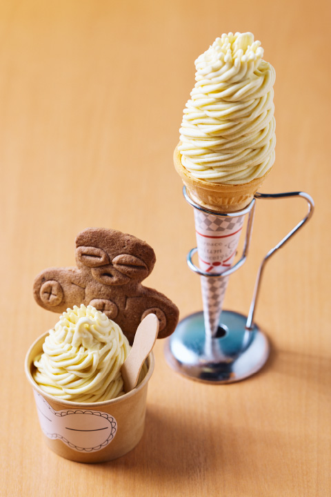 栗を使ったソフトクリーム「そふと栗夢」450円、そふと栗夢にクッキーを添えた「土偶くっきちゃん」700円