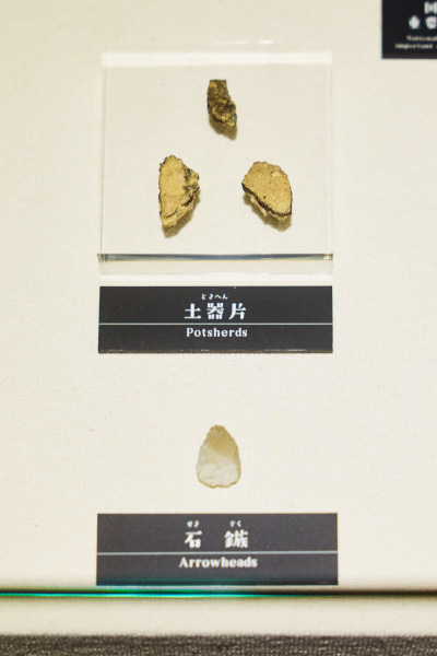 「むーもん館」に展示されている15,000年以上前の無文土器の土器片