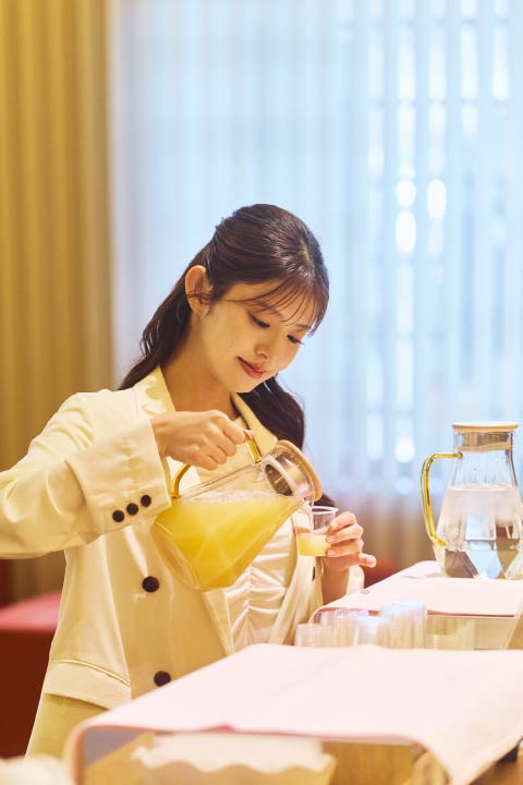 青森産りんごジュースなど、ドリンクの振る舞いがうれしい、宿泊者専用ラウンジ「茜」