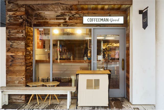 コーヒーやりんごドリンクを片手にCOFFEEMAN goodでひと休み