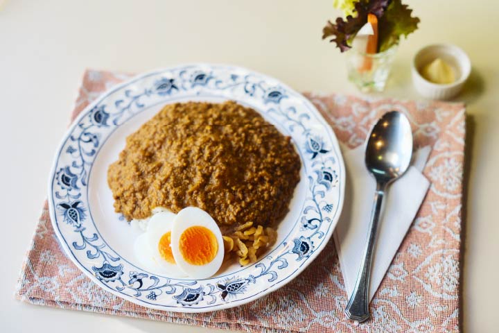 スティックサラダ付きの「特製ジャマイカンカレー」950円。提供は11:00～